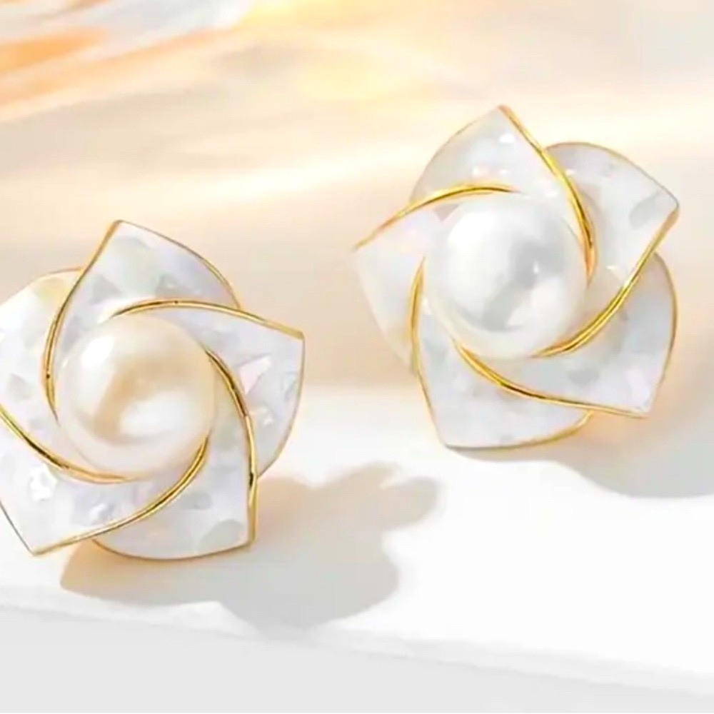 White and Gold Floral Earrings with Vintage Charm